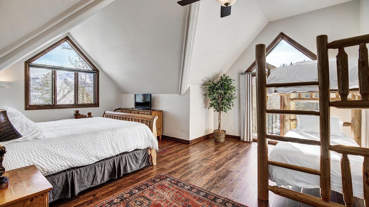 Photo of Bedroom in Peak 8