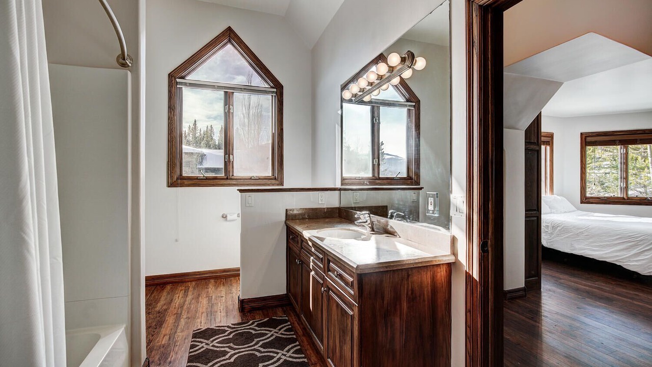 Photo of Bathroom in Peak 8
