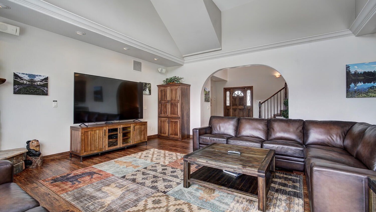 Photo of Livingroom in Peak 8