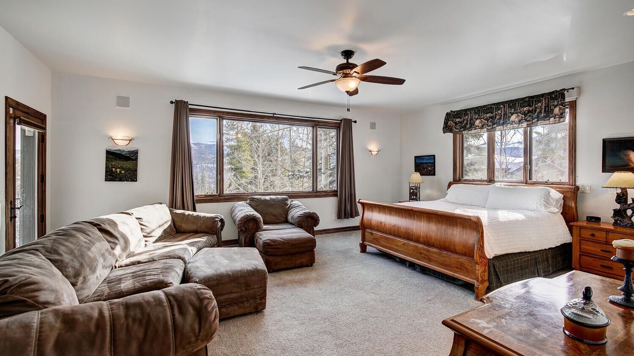 Photo of Bedroom in Peak 8
