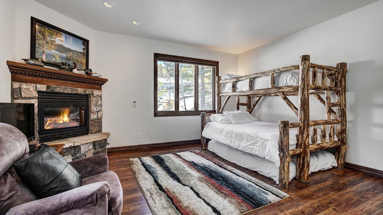 Photo of Bedroom in Peak 8