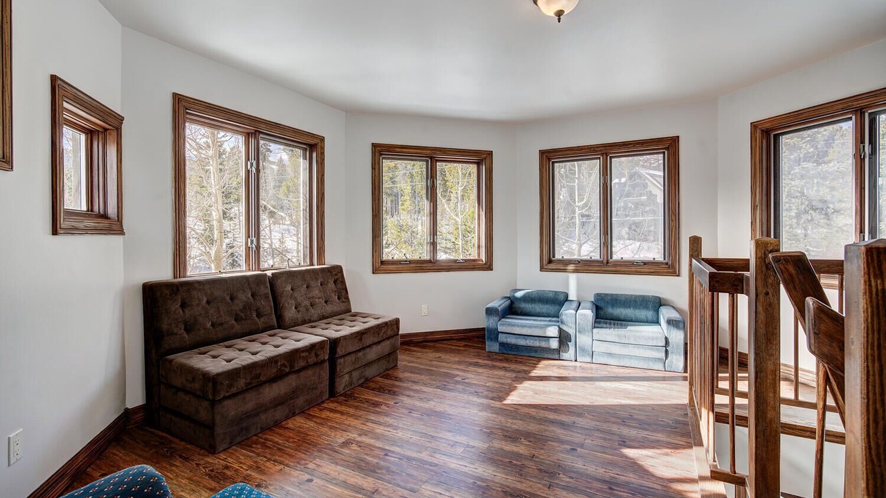 Photo of Livingroom in Peak 8