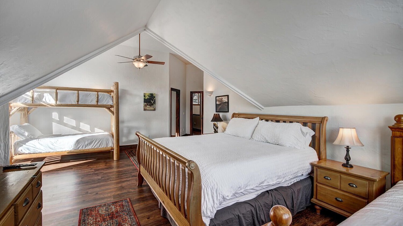 Photo of Bedroom in Peak 8