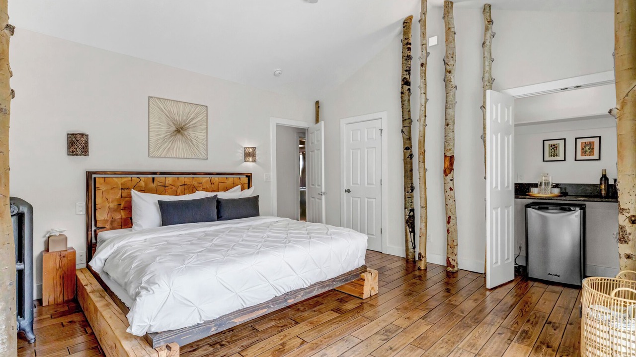Photo of Bedroom in Cheyenne Canyon