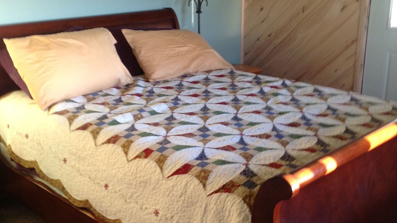 Photo of Bedroom in Yellow Jacket