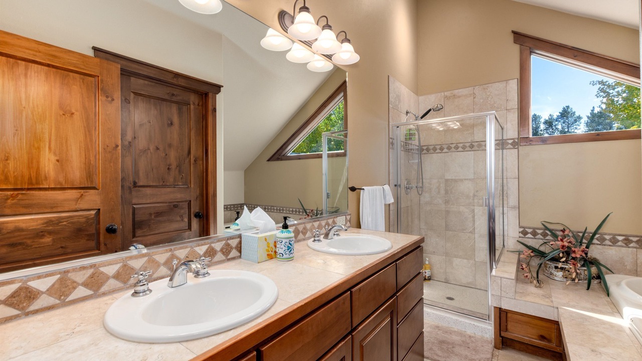 Photo of Bathroom in Four O'Clock