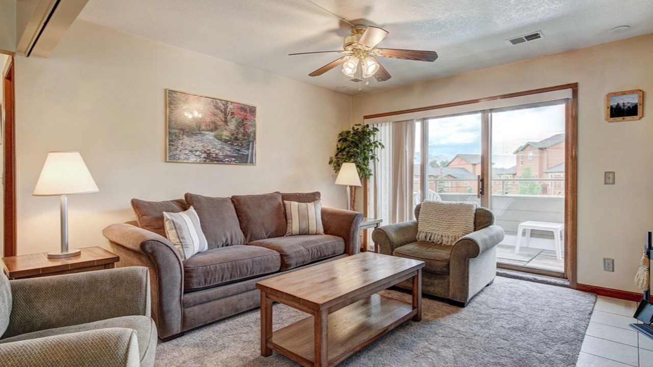 Photo of Livingroom in Summit Cove