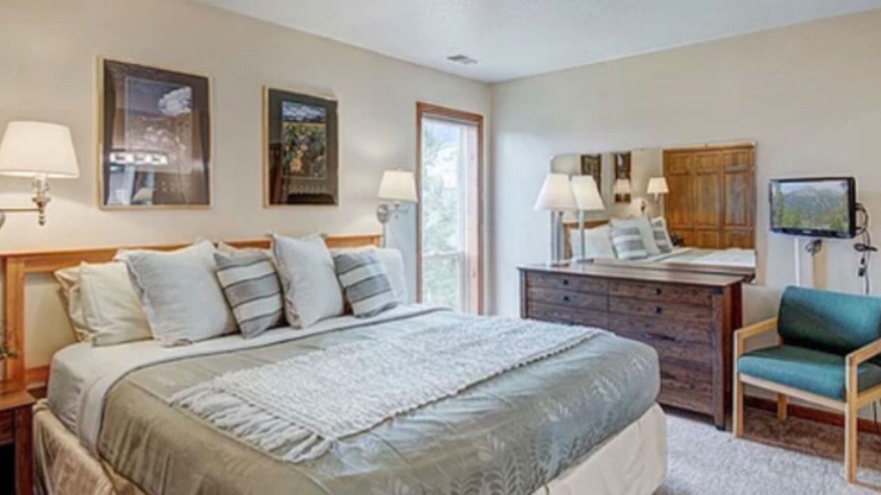 Photo of Bedroom in Summit Cove