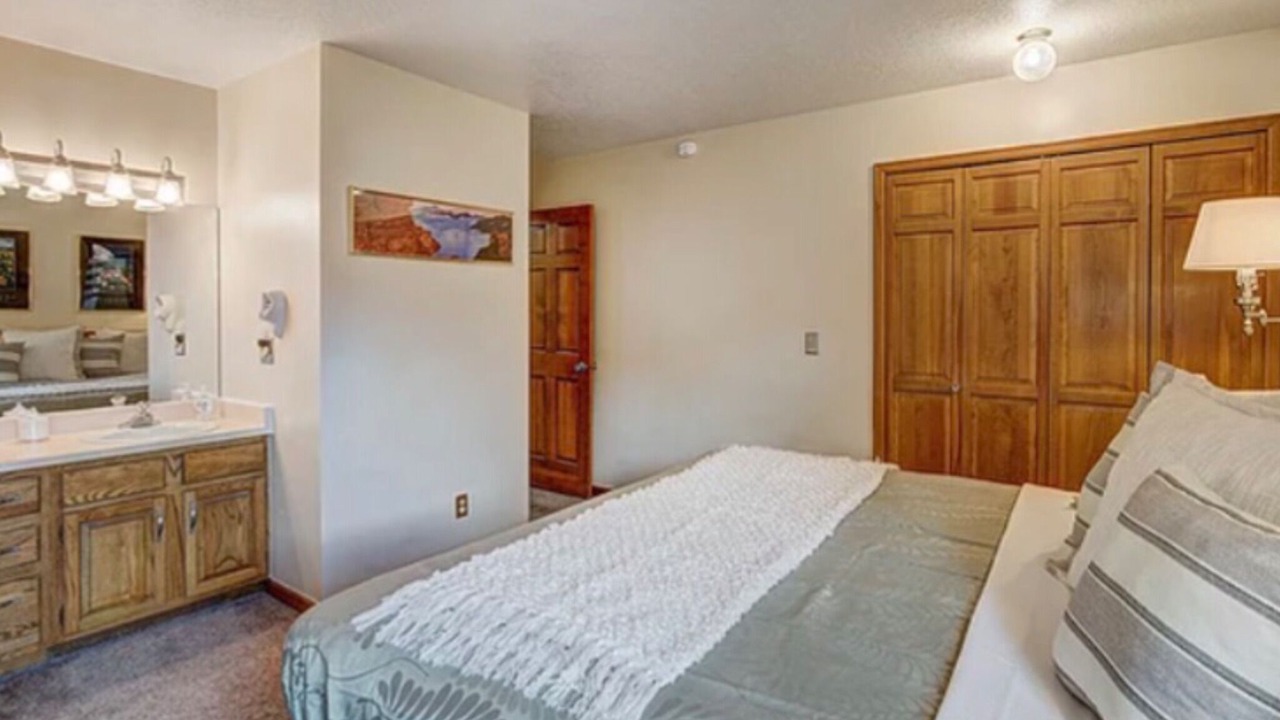 Photo of Bedroom in Summit Cove