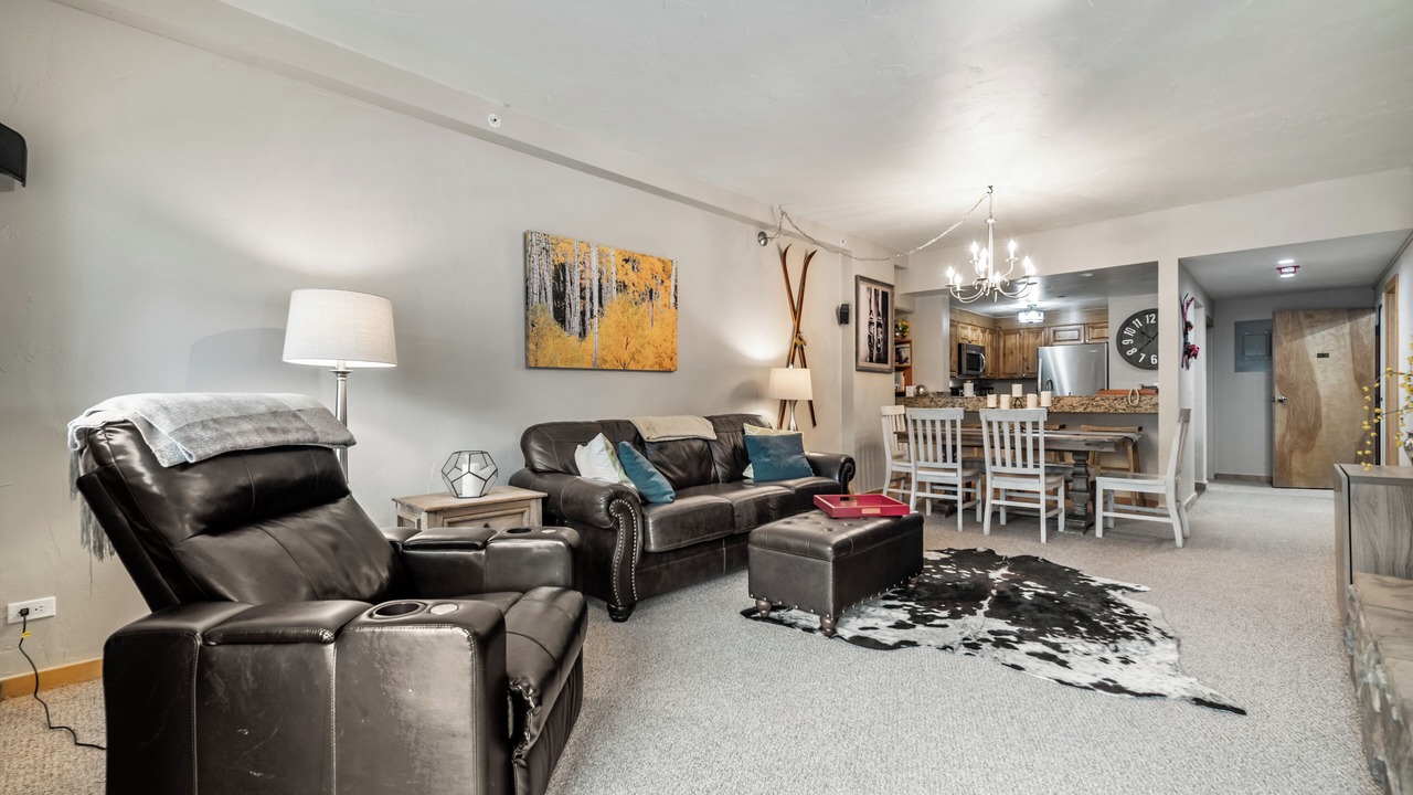 Photo of Livingroom in Peak 9