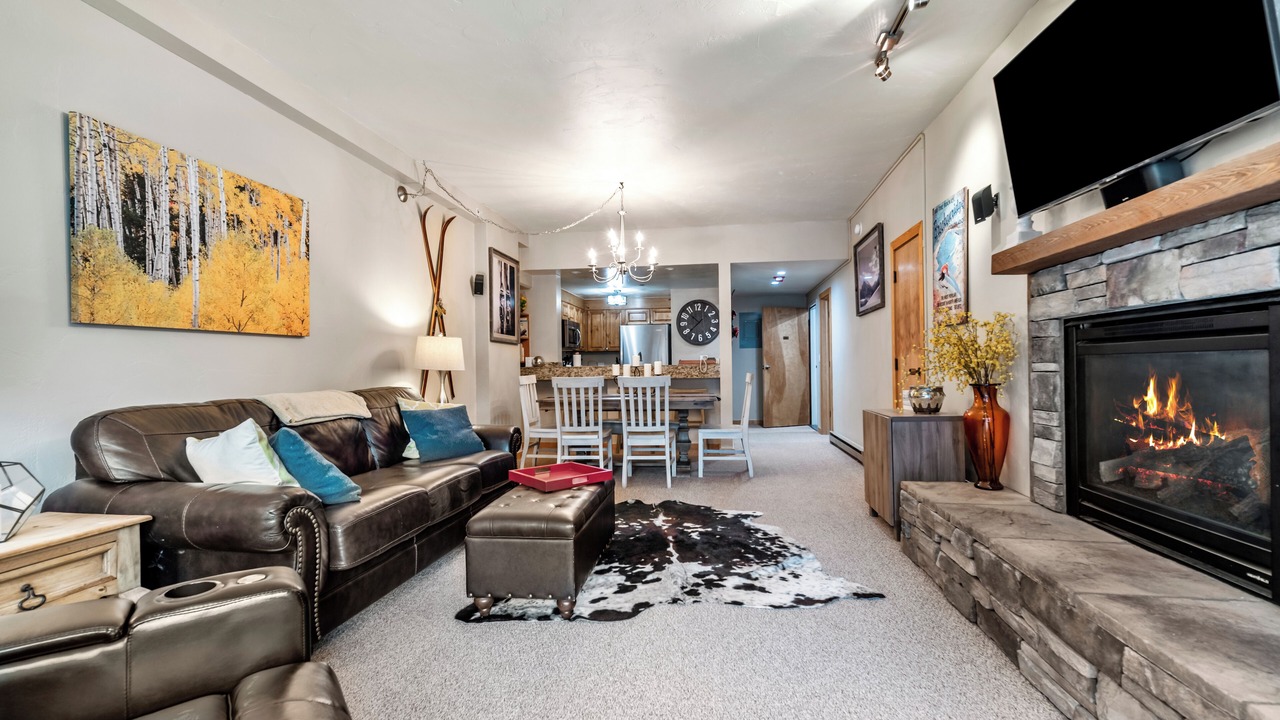 Photo of Livingroom in Peak 9