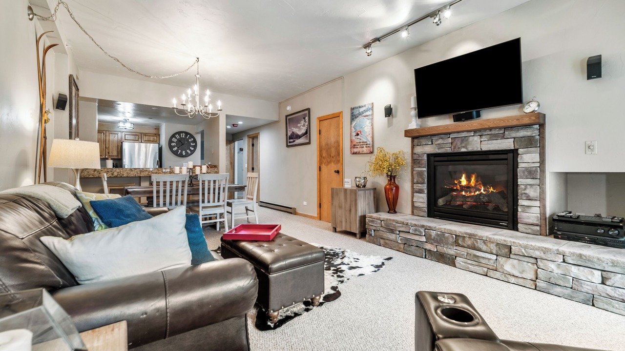 Photo of Livingroom in Peak 9
