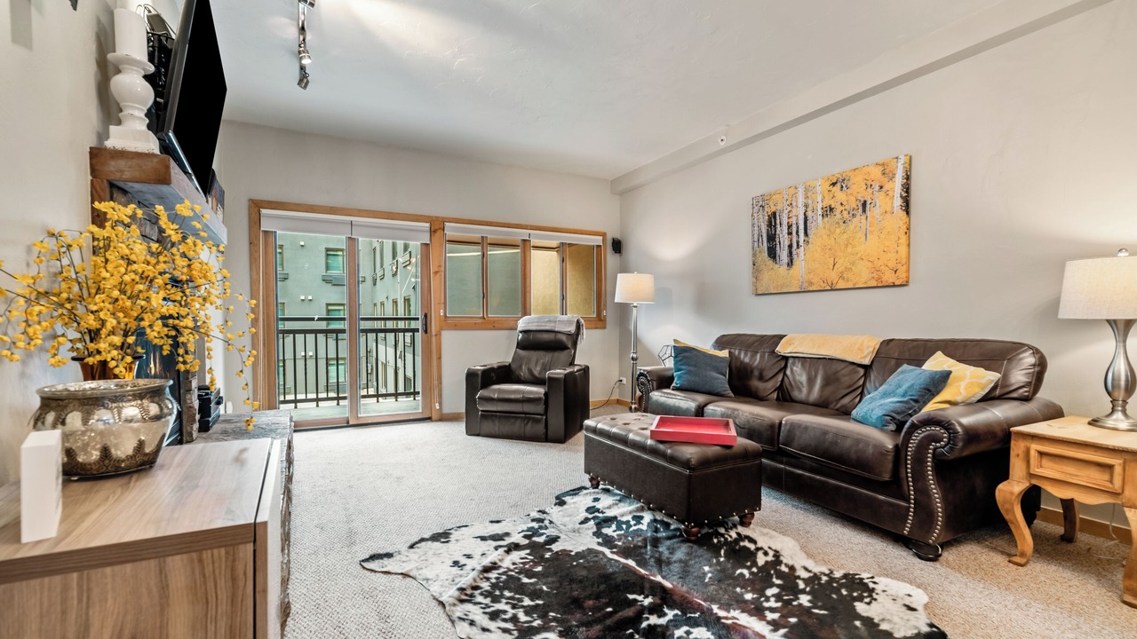 Photo of Livingroom in Peak 9