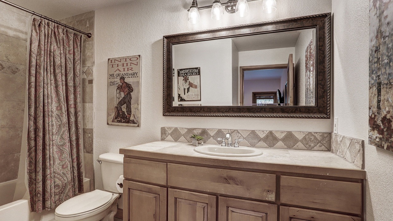 Photo of Bathroom in Four O'Clock