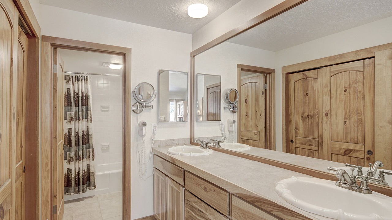 Photo of Bathroom in Lakeside Village