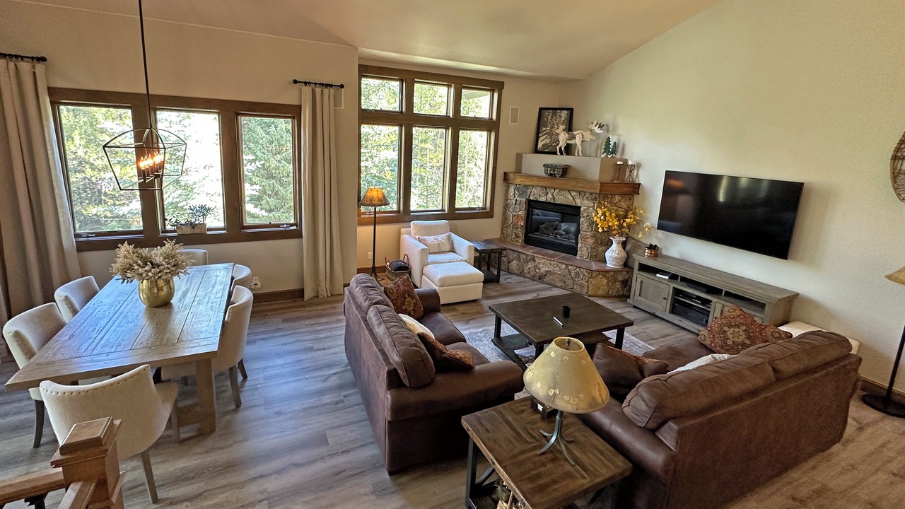 Photo of Livingroom in Peak 8
