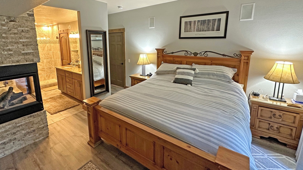 Photo of Livingroom in Peak 8