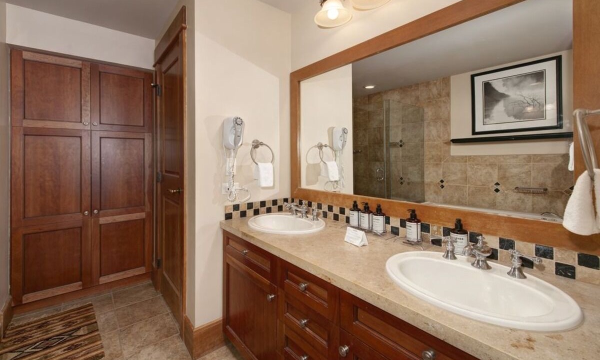 Photo of Bathroom in River Run