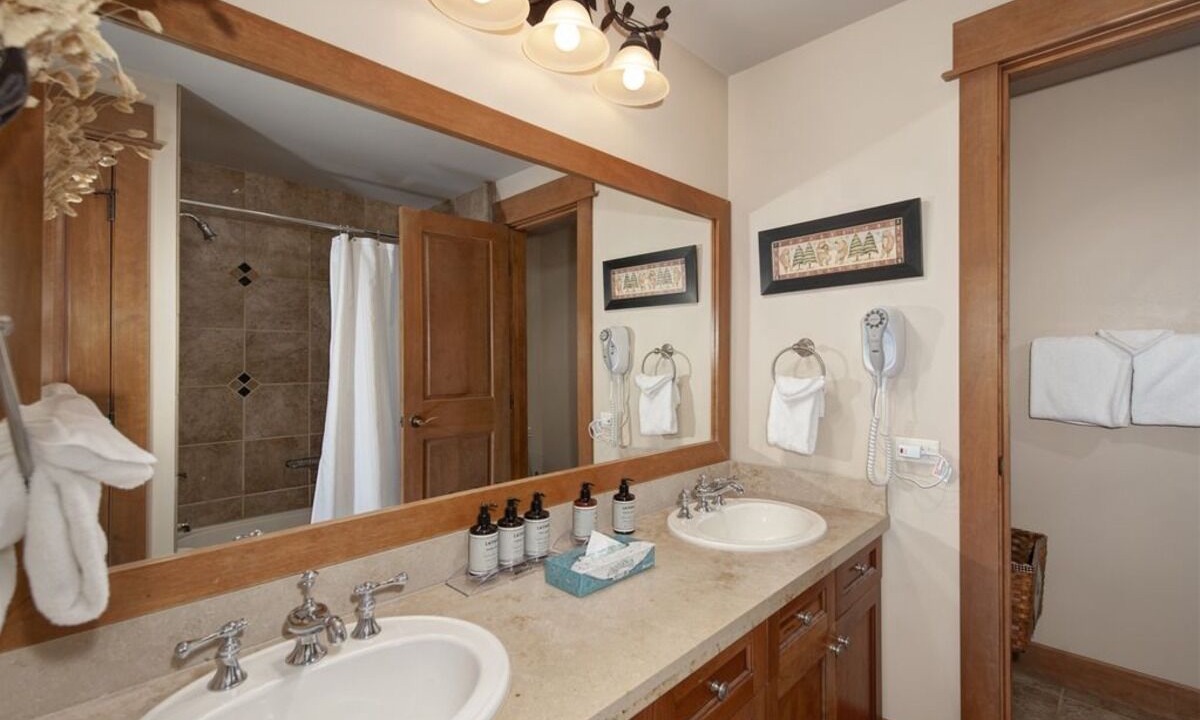 Photo of Bathroom in River Run