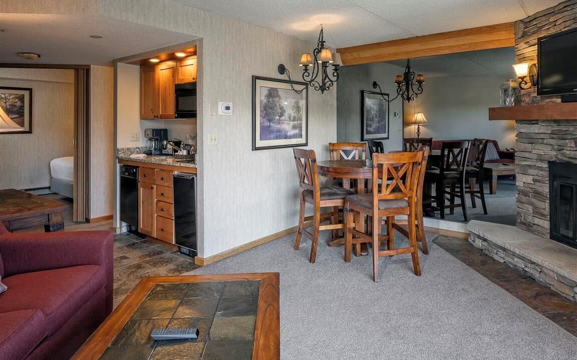 Photo of Livingroom in Peak 9