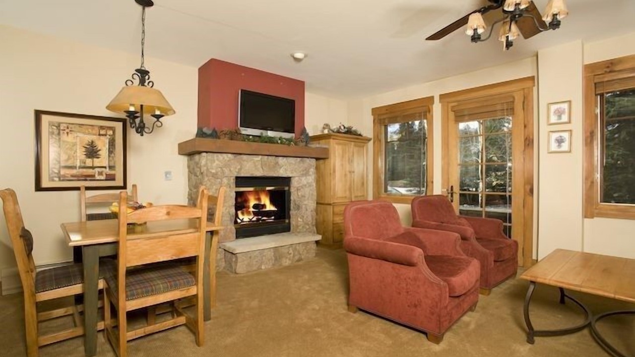 Photo of Livingroom in Peak 8