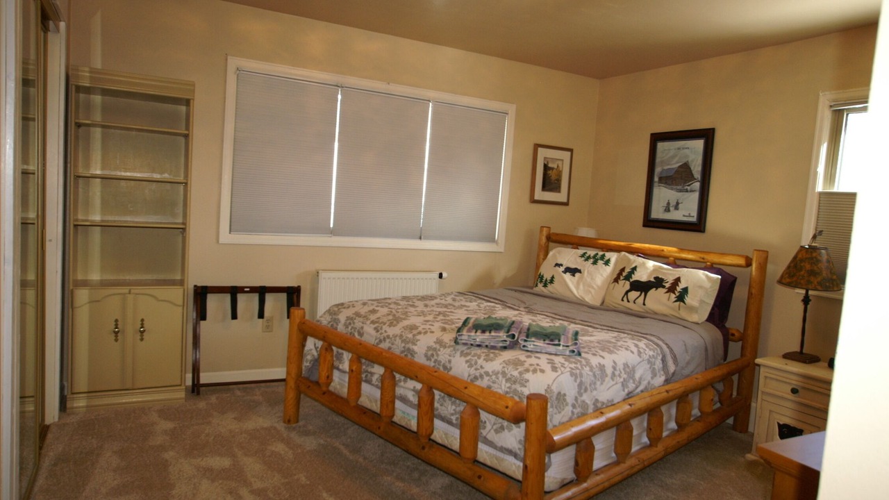 Photo of Bedroom in Summit Cove