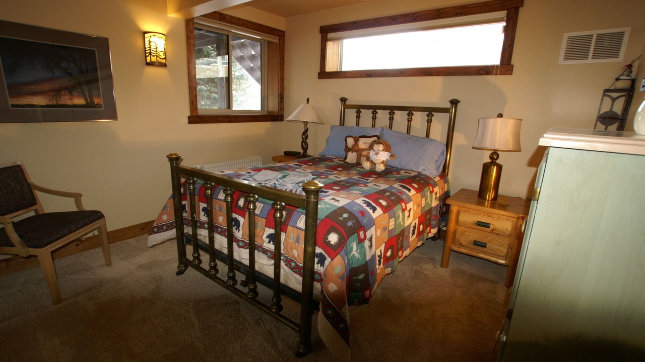 Photo of Bedroom in Summit Cove