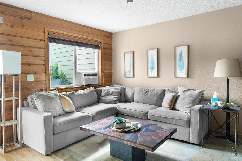 Photo of Livingroom in Glenwood Grove - North Iris