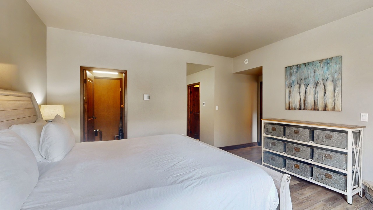 Photo of Bedroom in Peak 9