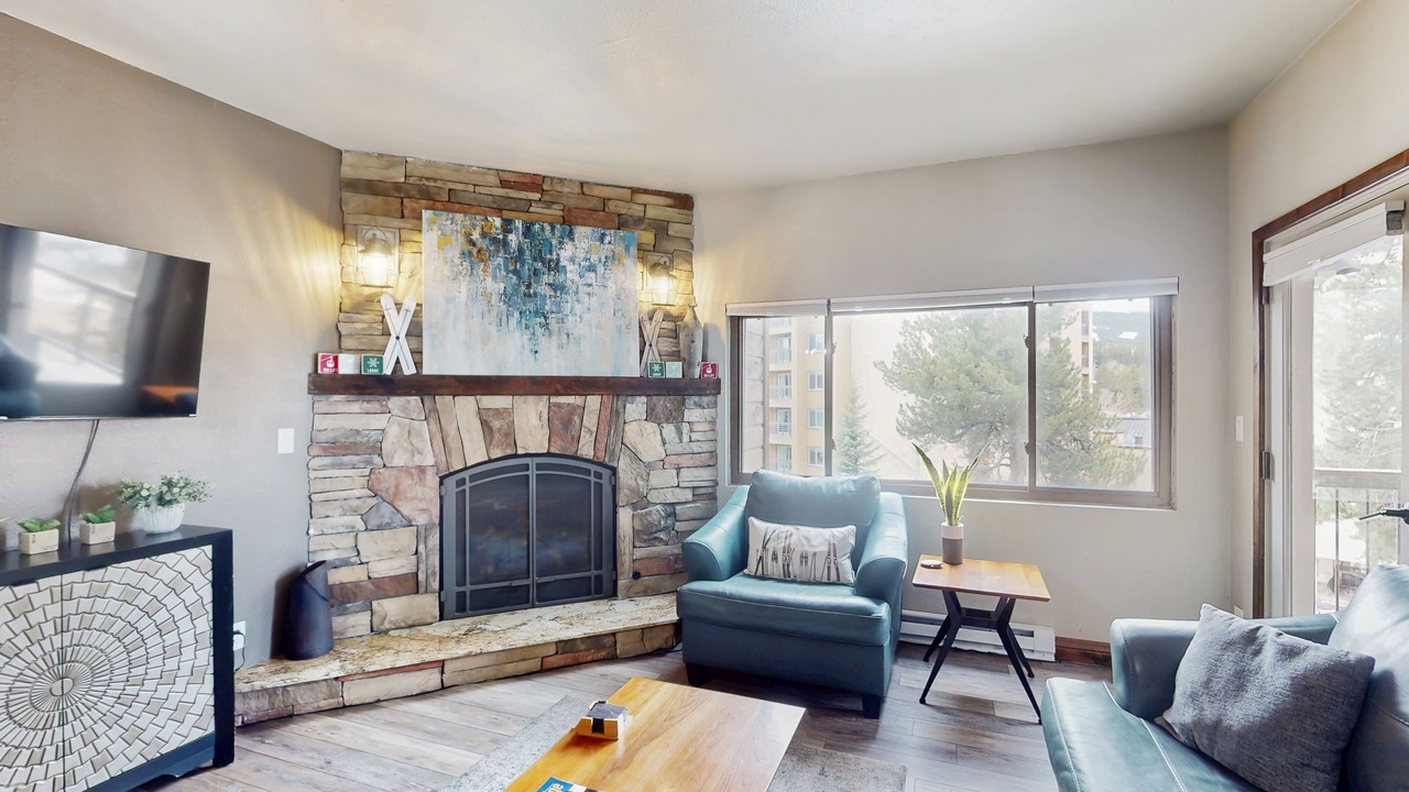 Photo of Livingroom in Peak 9