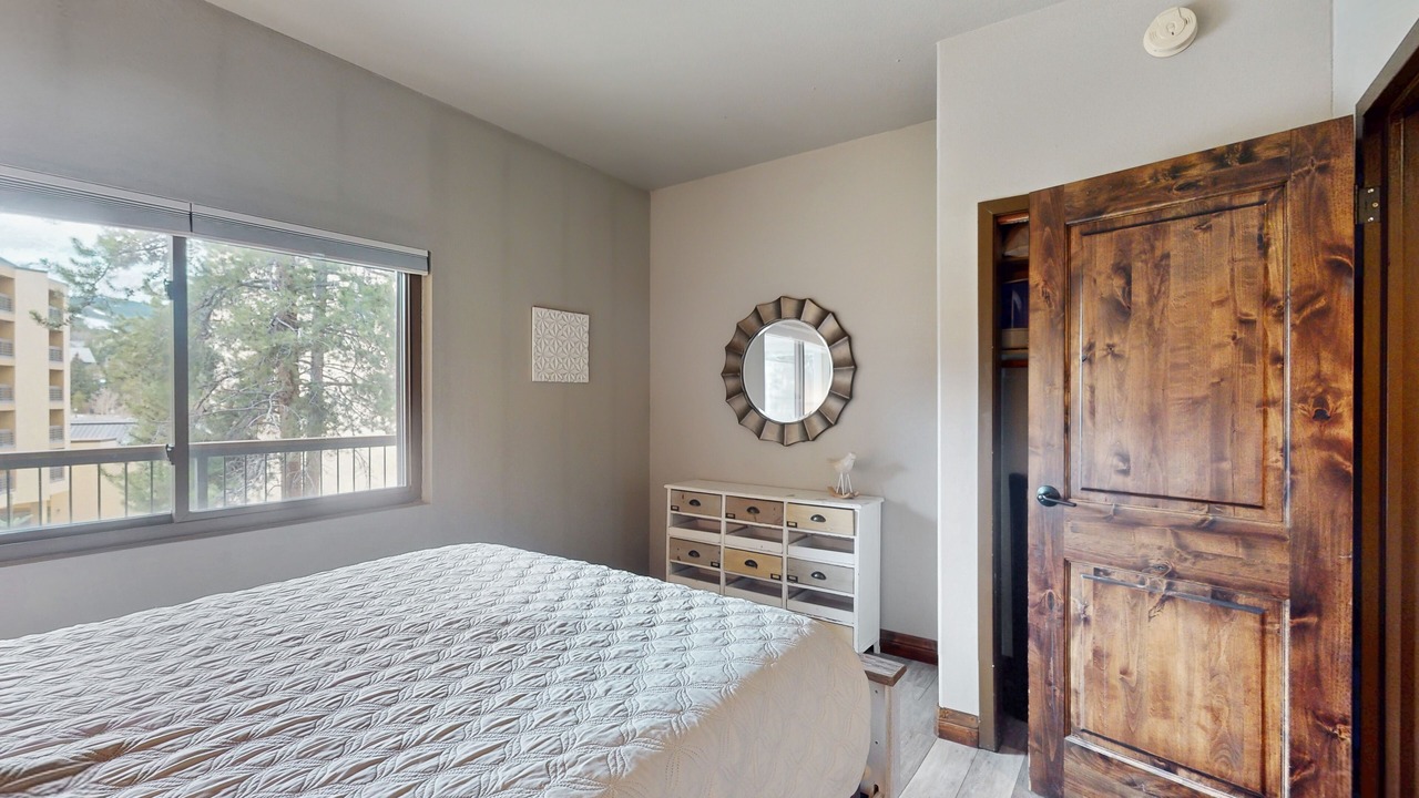 Photo of Bedroom in Peak 9