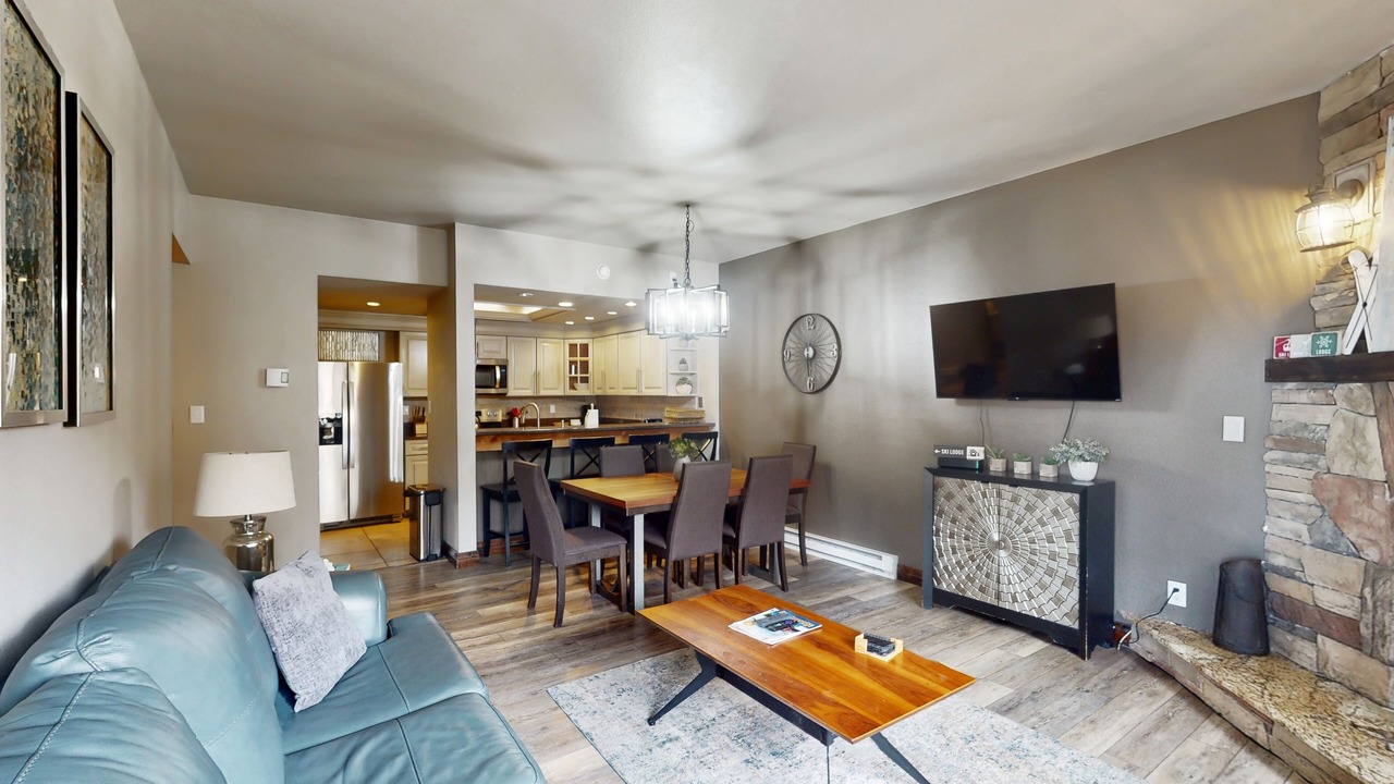 Photo of Livingroom in Peak 9