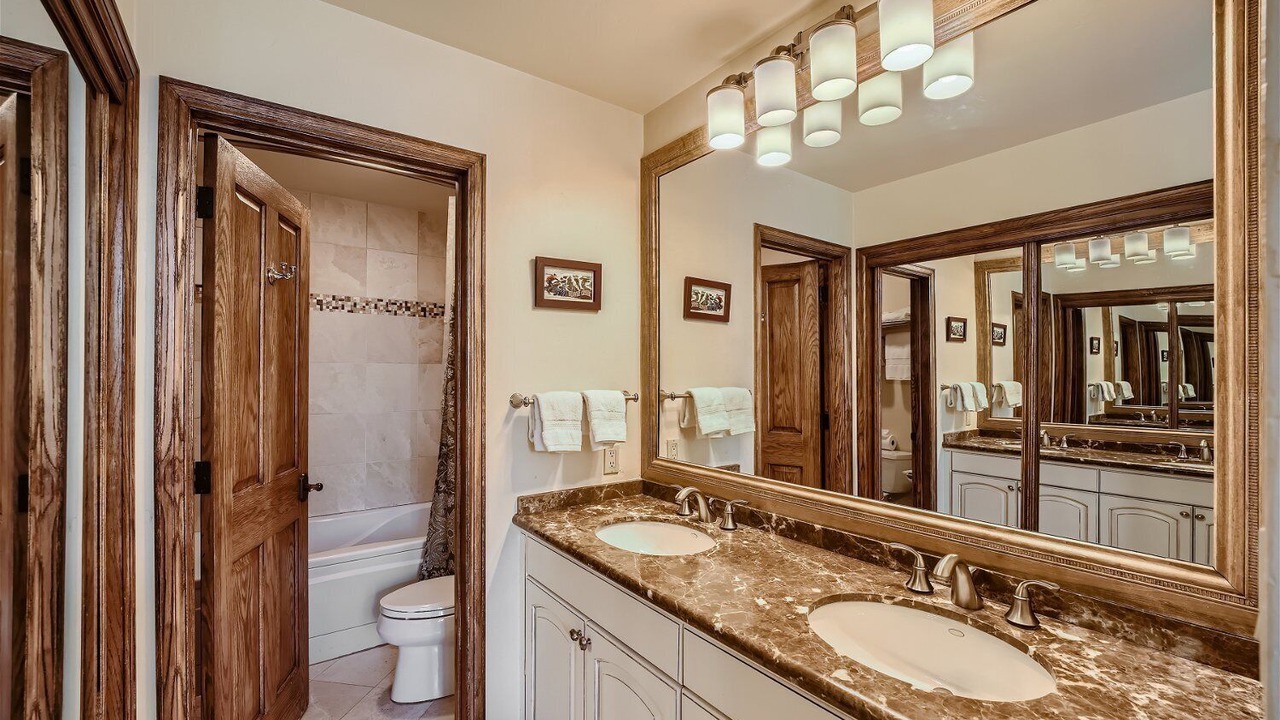 Photo of Bathroom in Highlands Townhomes
