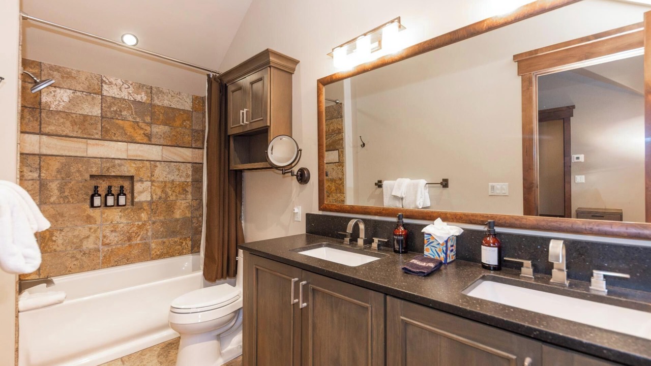 Photo of Bathroom in Peak 8