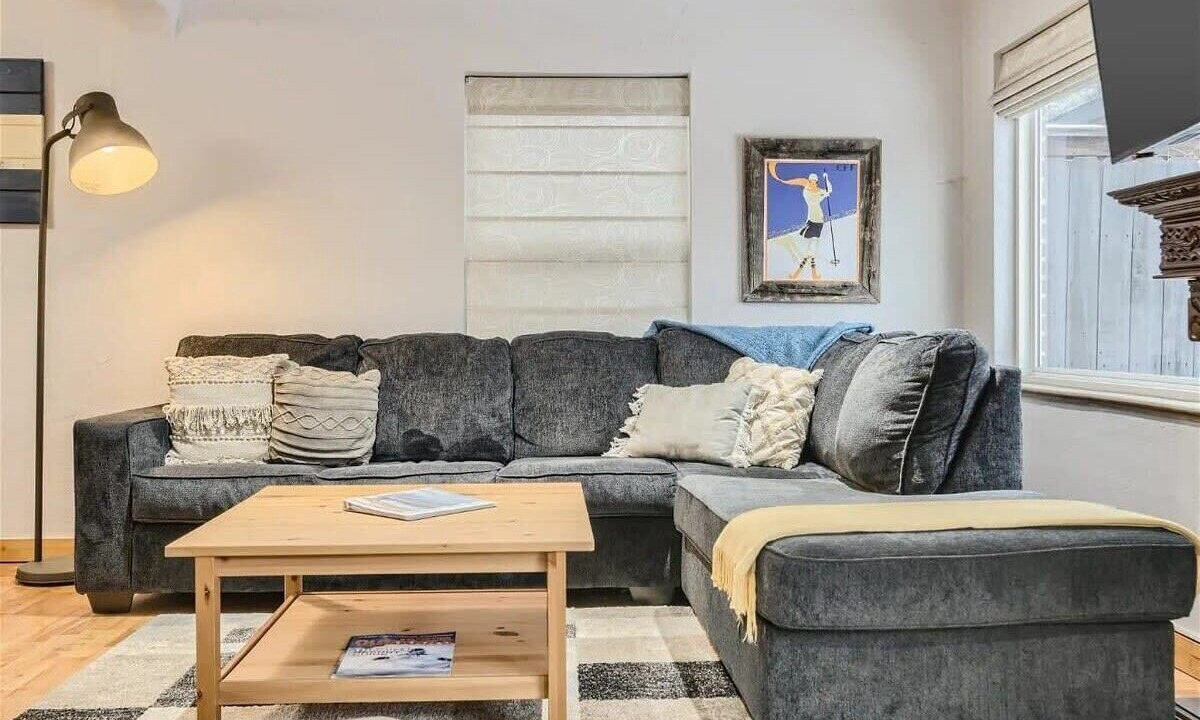 Photo of Livingroom in Edgewater