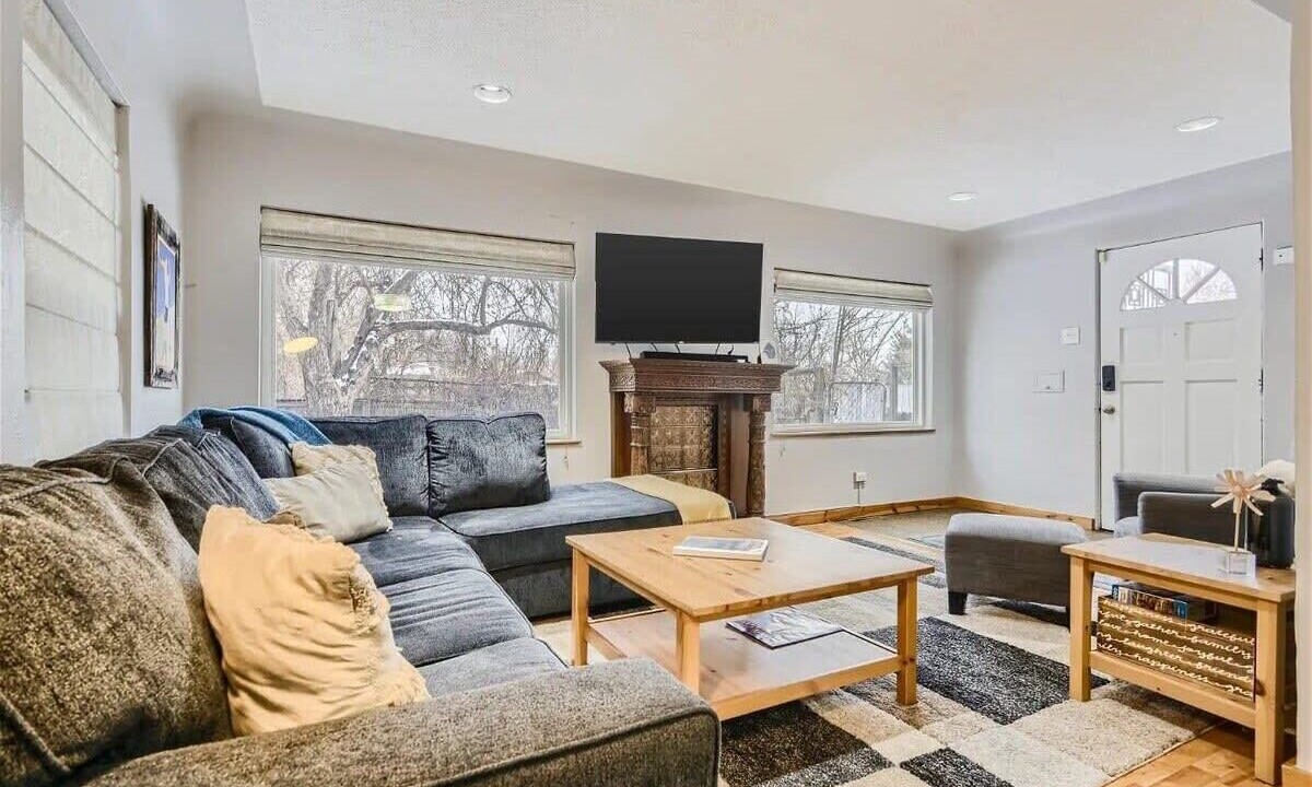 Photo of Livingroom in Edgewater