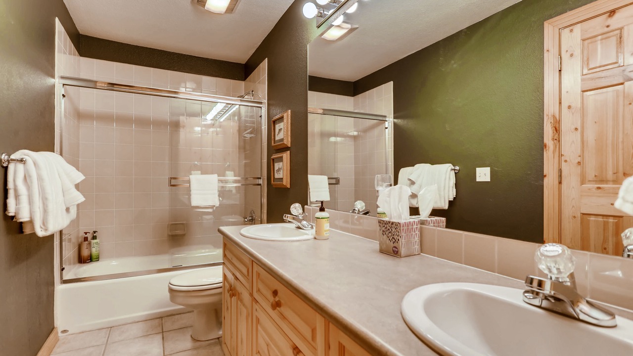 Photo of Bathroom in Four O'Clock