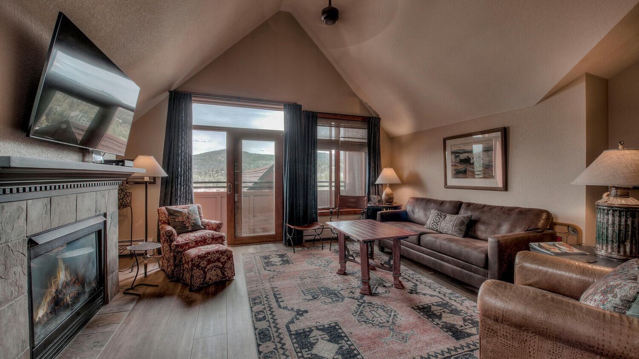 Photo of Livingroom in Peak 9