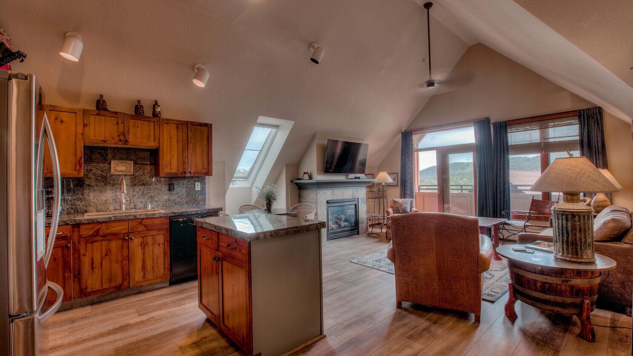 Photo of Livingroom in Peak 9