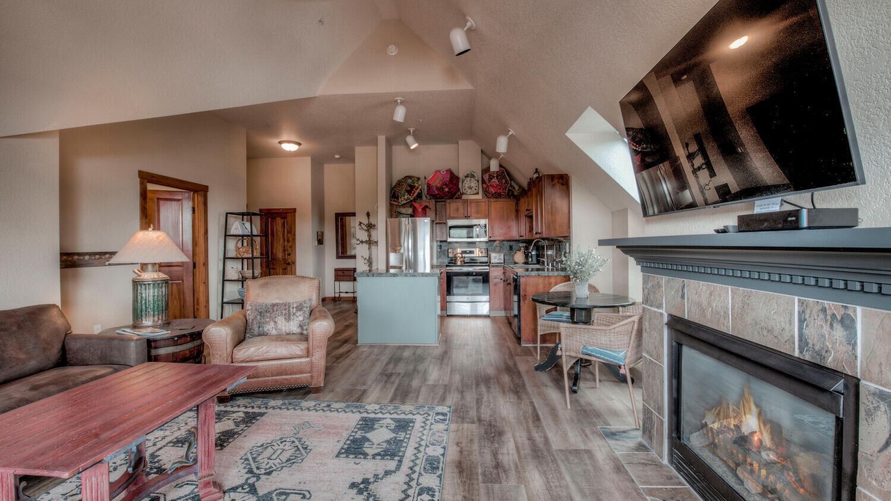 Photo of Livingroom in Peak 9