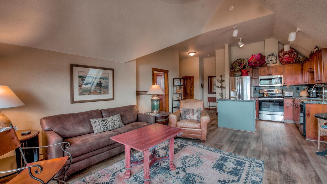 Photo of Livingroom in Peak 9