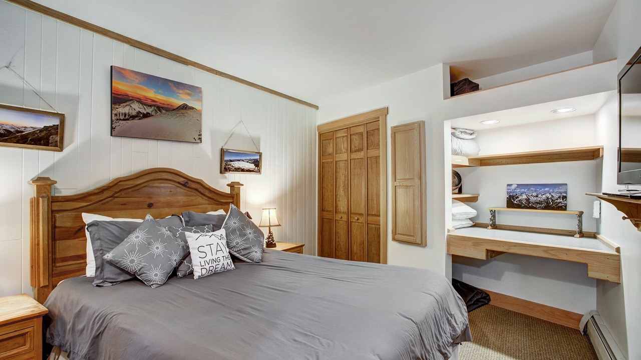 Photo of Bedroom in Peak 8