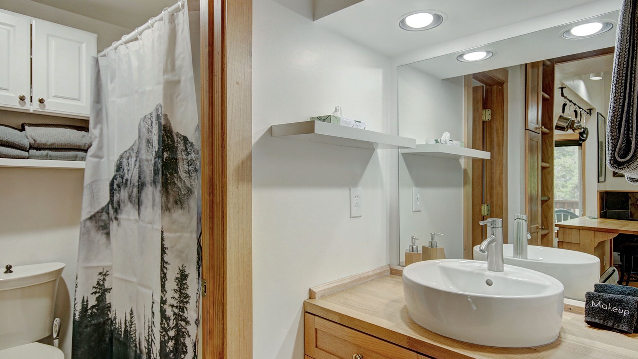 Photo of Bathroom in Peak 8