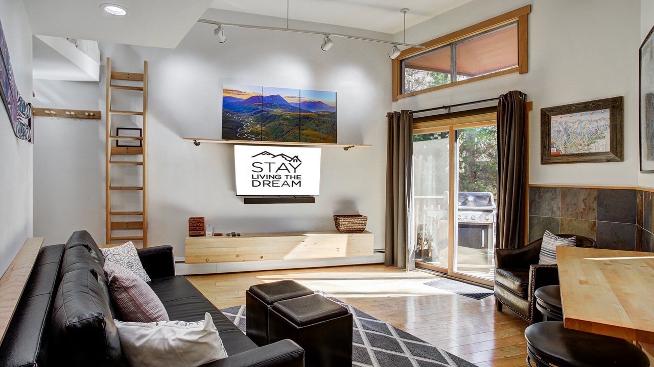 Photo of Livingroom in Peak 8