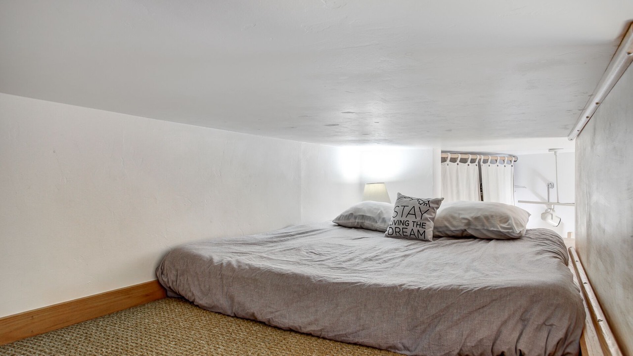 Photo of Bedroom in Peak 8