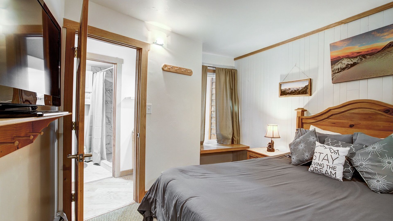 Photo of Bedroom in Peak 8