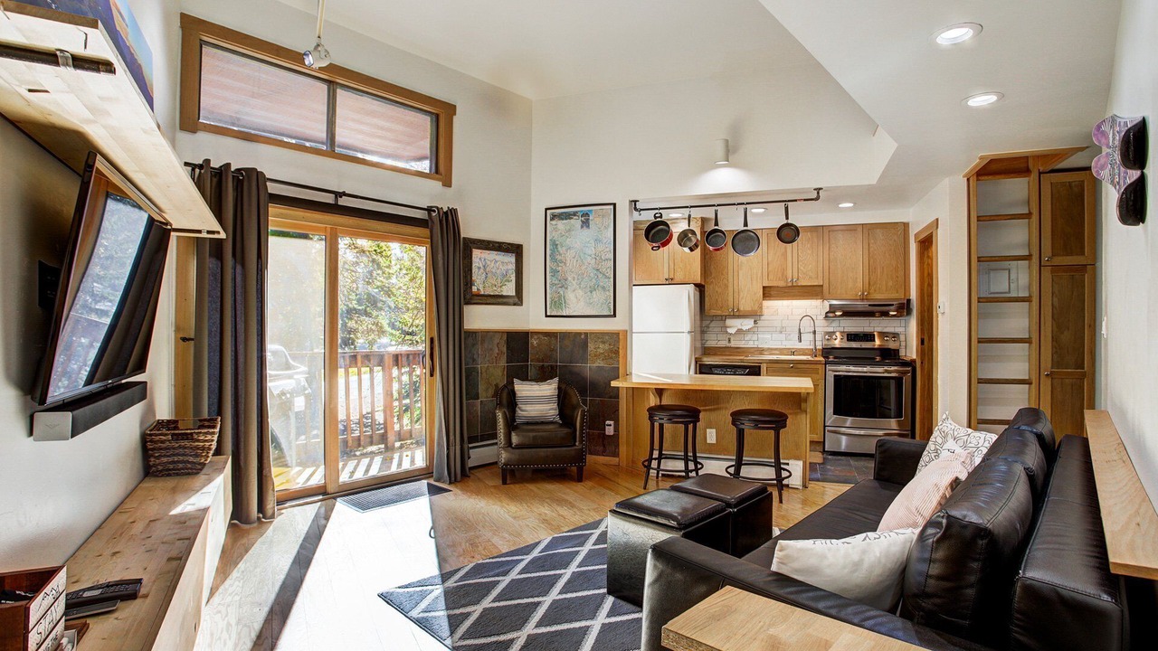 Photo of Livingroom in Peak 8
