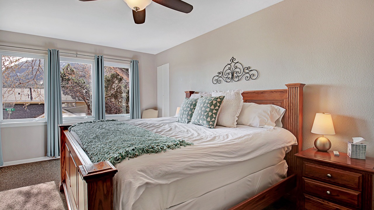 Photo of Bedroom in Cheyenne Canyon