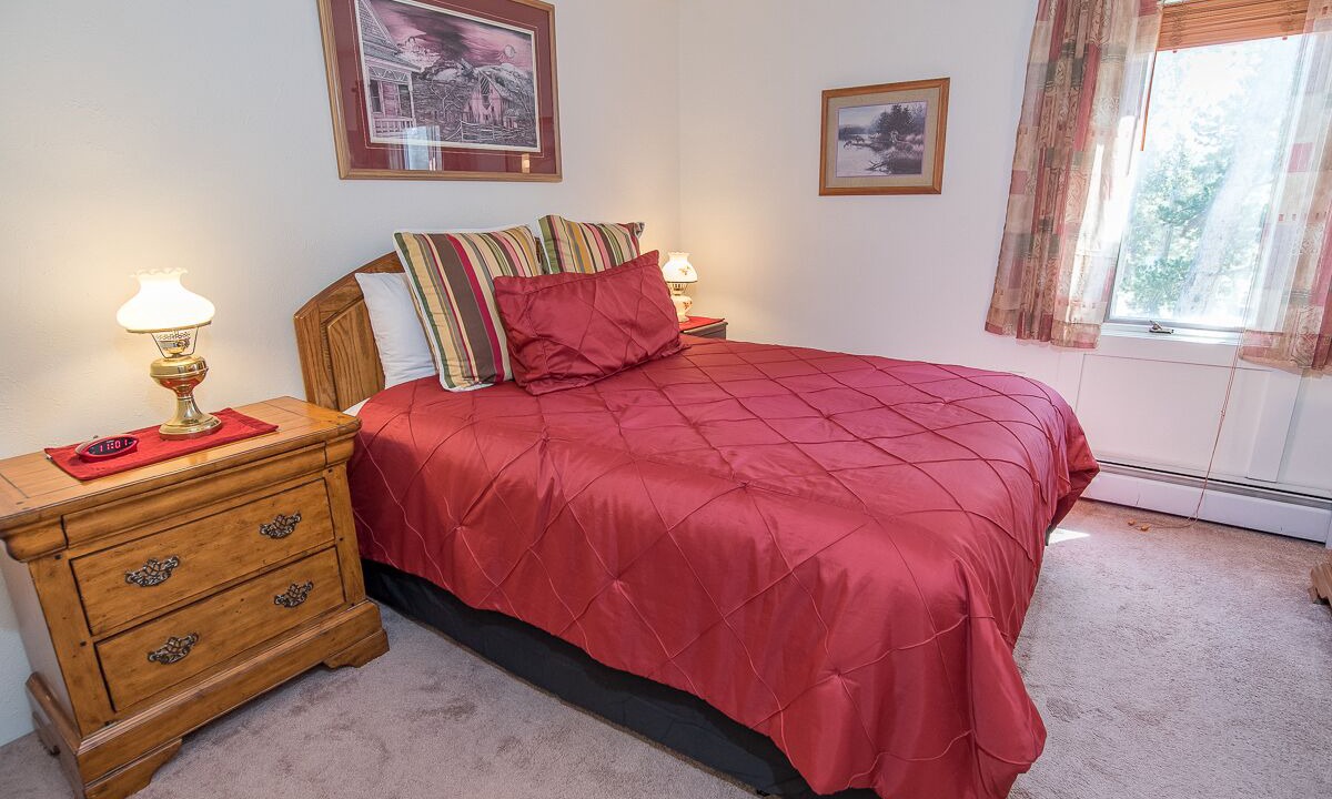 Photo of Bedroom in Peak 8