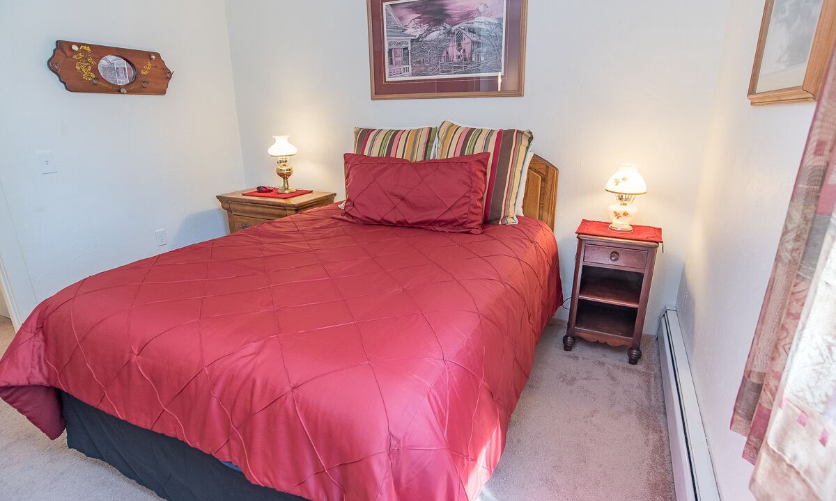 Photo of Bedroom in Peak 8